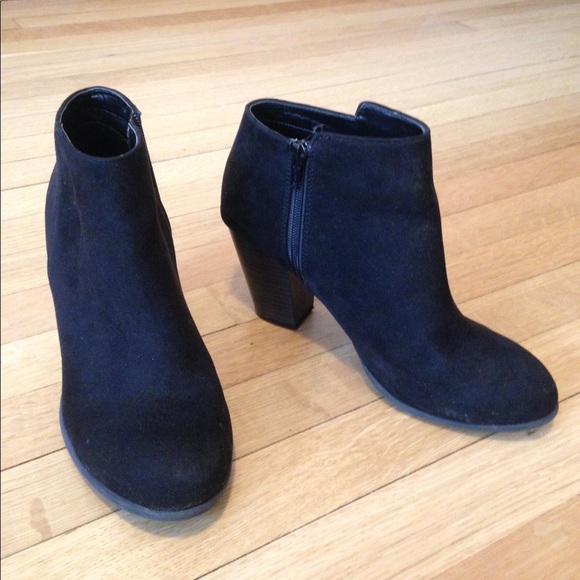Old Navy Sueded Block Heel Booties in Black - Picture 3 of 4